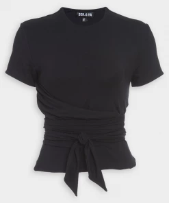 SER.O.YA Stella T-Shirt In Black Just In