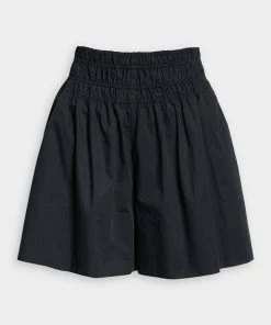 Vince. Just In Smocked Short In Black